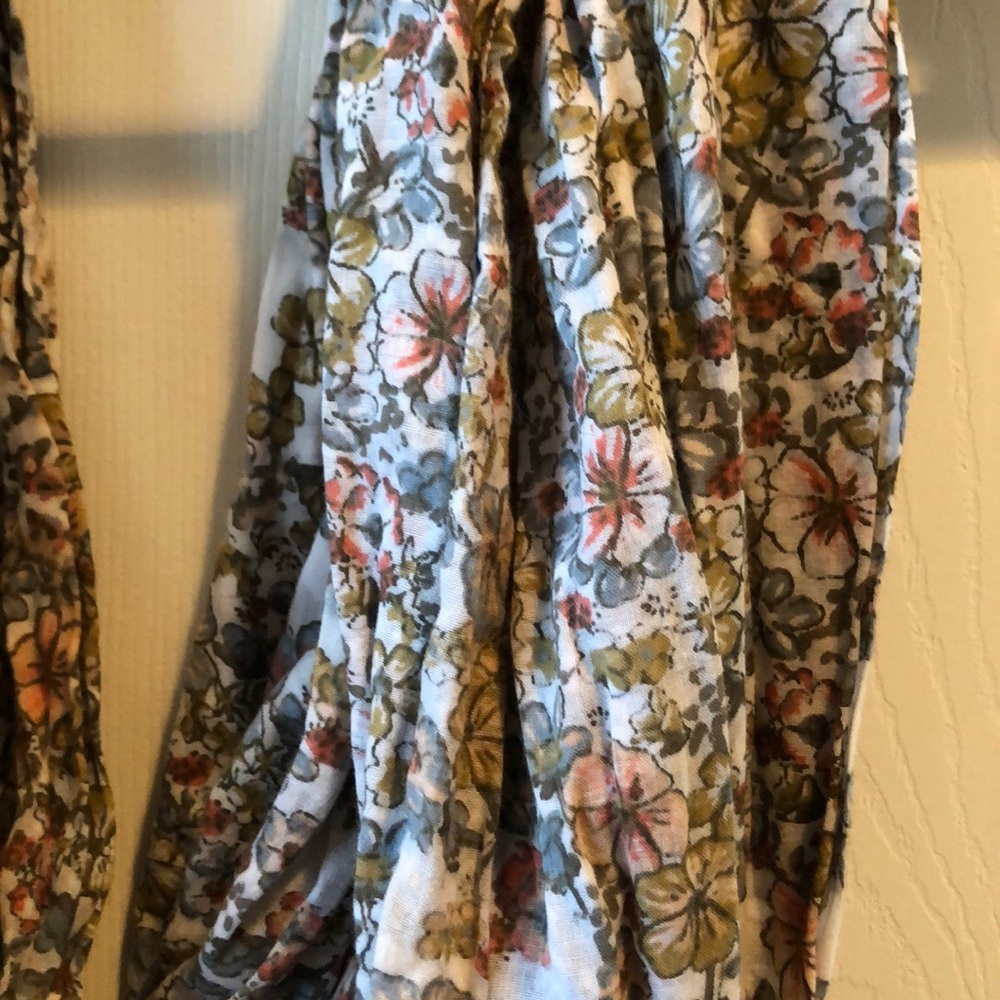 🍩$5 Must Bundle🍩 Floral Scarf - Picture 2 of 2